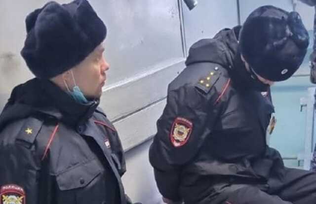 Guys In Police Uniform Were Detained In Yekaterinburg: They Were Making “Bookmarks” With Drugs